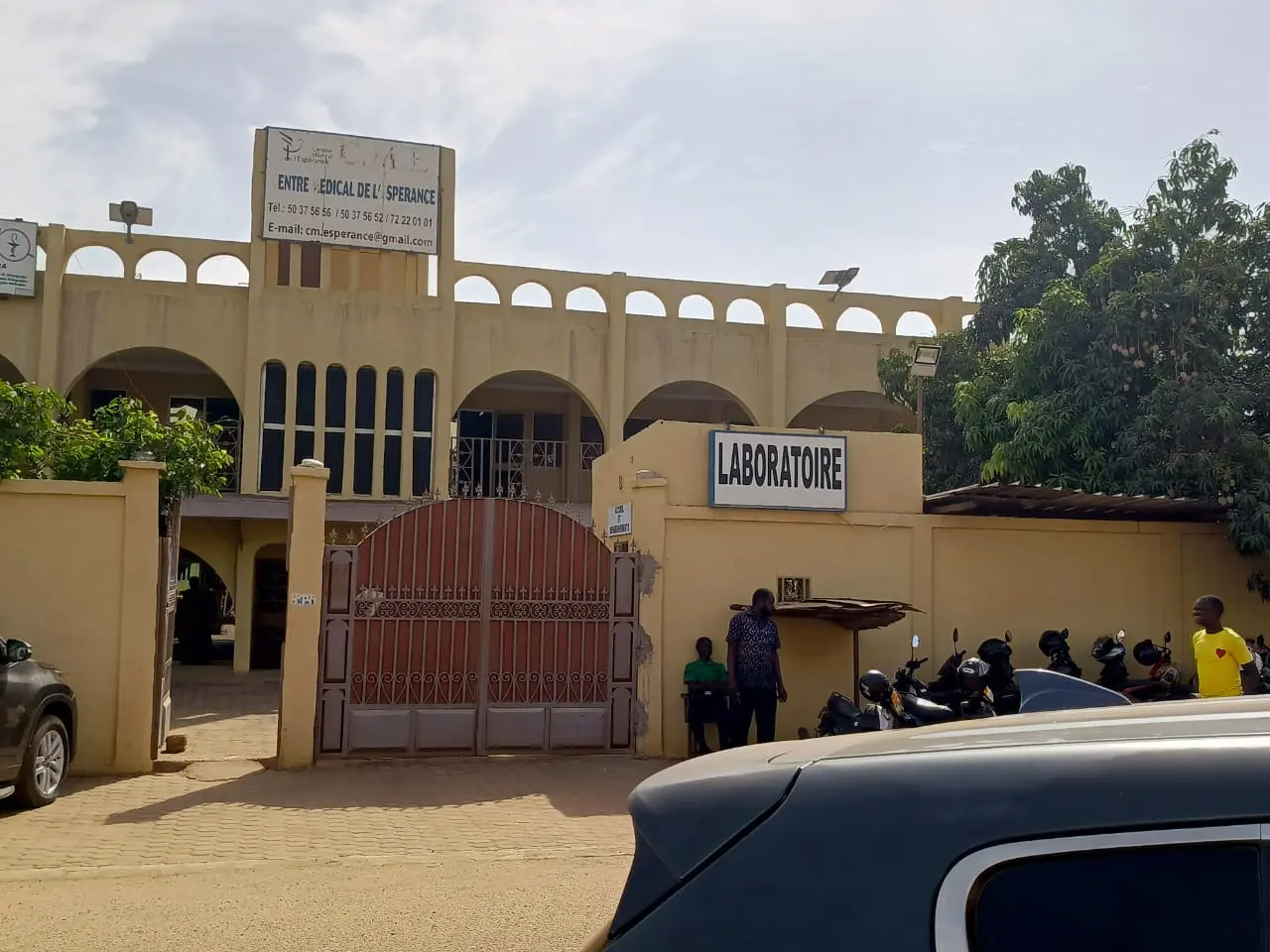 Entrée du Centre médical de l’Espérance et panneau Laboratoire à Ouaga 2000